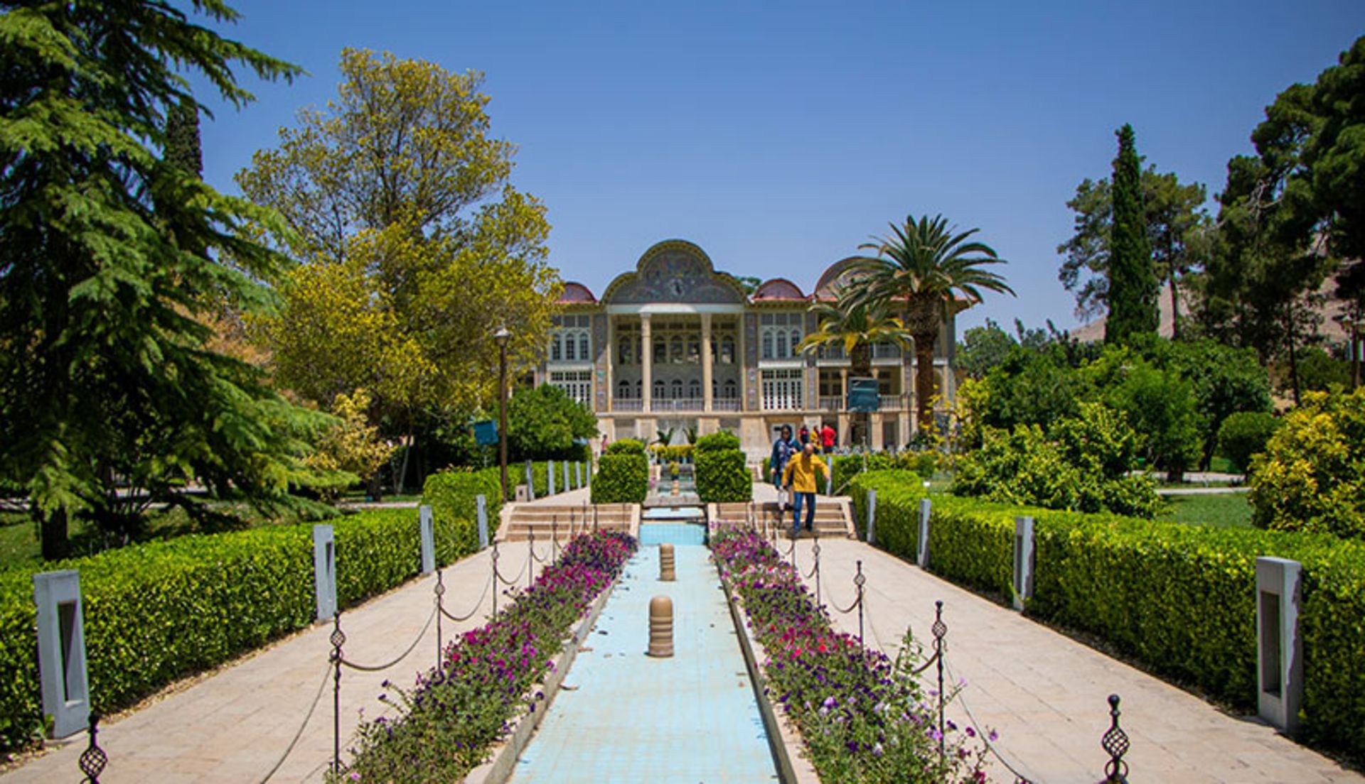 گردشگران در حال بازدید از باغ ارم؛ منبع عکس: Unsplash؛ عکاس: محسن طاهری