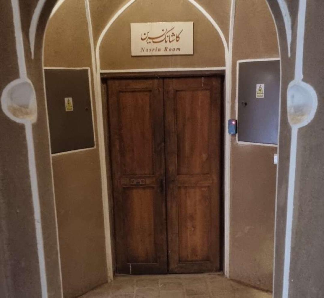 اتاق اعیانی خانه عامری؛ منبع عکس: گوگل مپ؛ عکاس: فهیمه عزیزپور