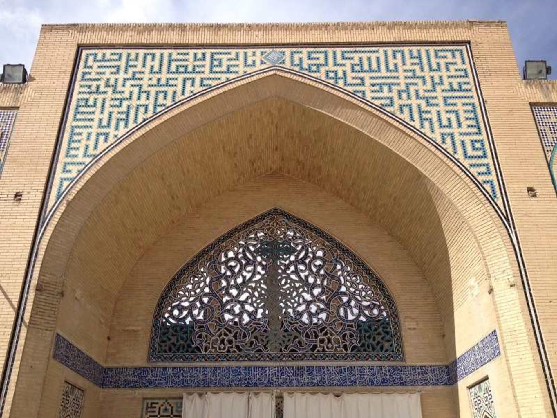ایوان غربی مسجد حکیم اصفهان؛ منبع عکس: ویکی مدیا؛ عکاس: امیر جباری