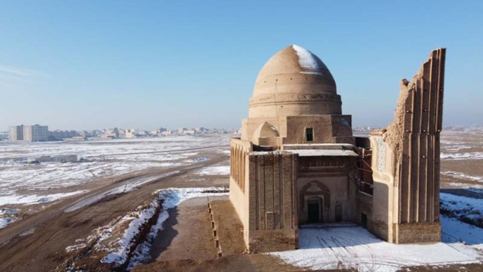 آرامگاه بابا لقمان در برف؛ منبع عکس: گوگل مپ؛ نام عکاس: Hesi Khosravi