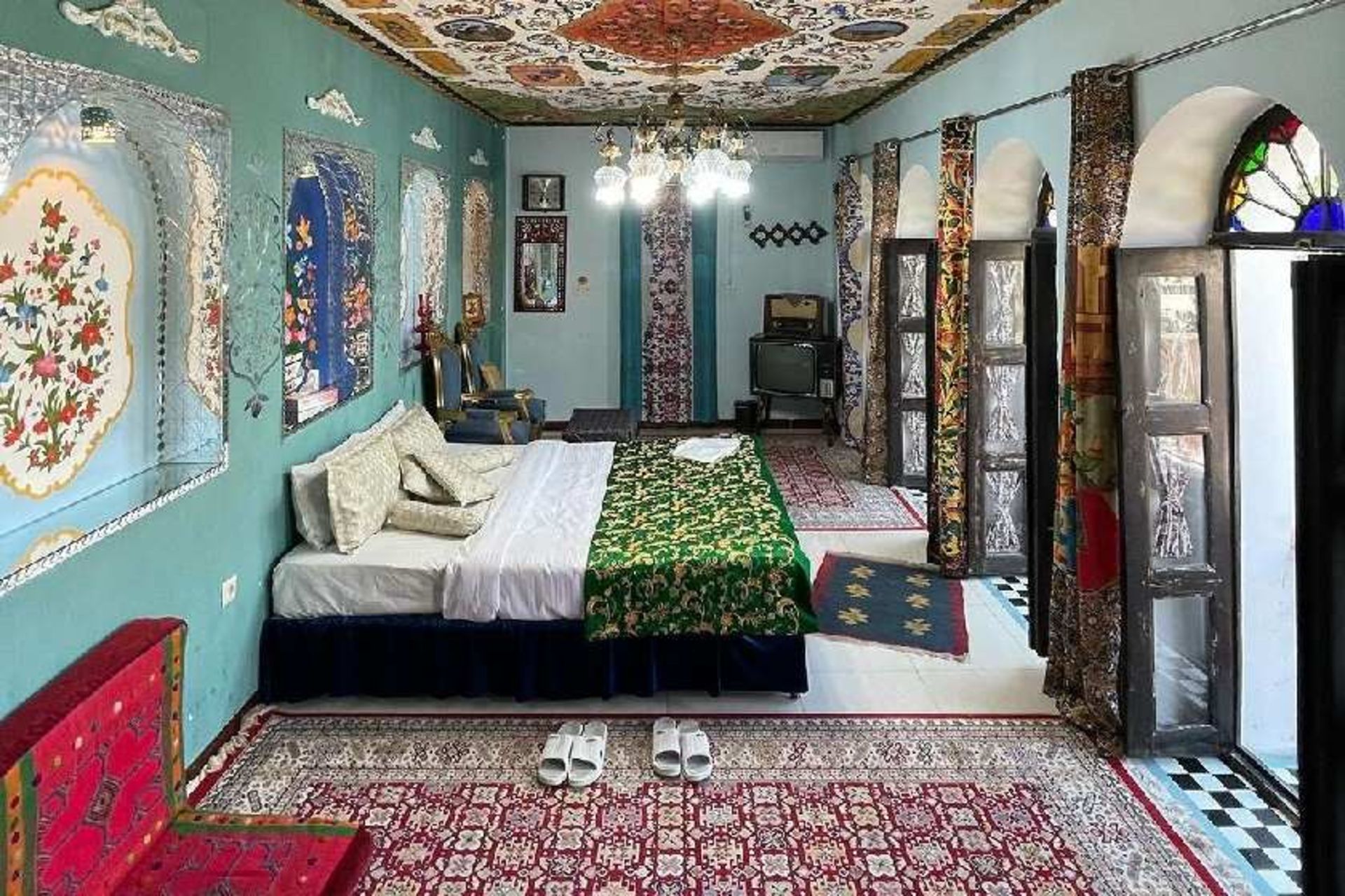 کاور مقاله؛ اتاق شاه نشین بومگردی ترنجستان شیراز؛ منبع عکس اینستاگرام Toranjestanhouse. عکاس: نامشخص