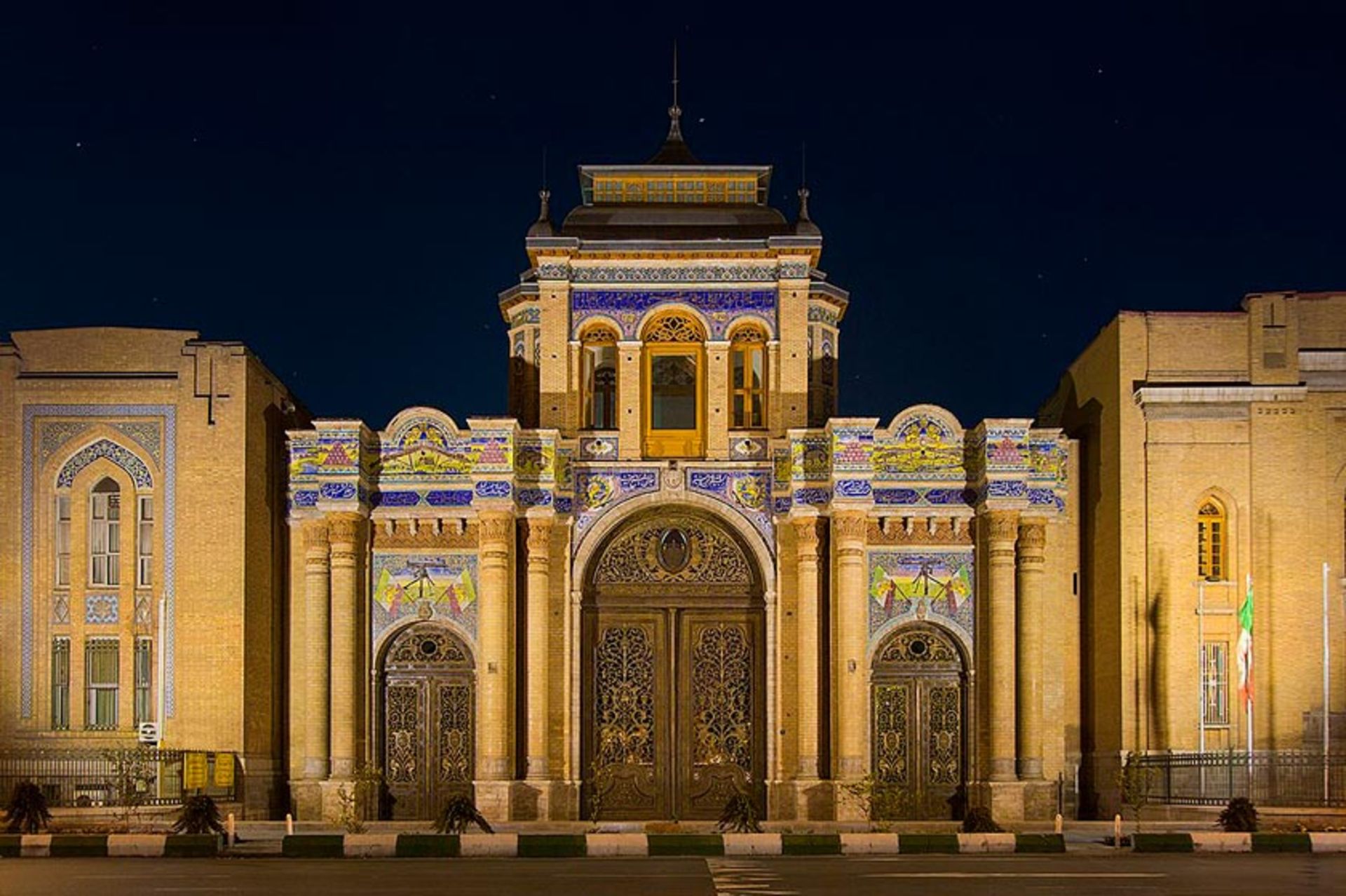 سردر باغ ملی در شب؛ منبع عکس: ویکی‌ مدیا؛ عکاس: Masoud Shokrnia