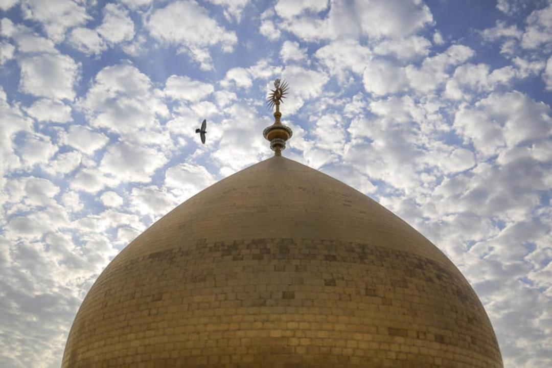 گنبد طلایی حرم امام علی (ع) از نمای نزدیک، منبع عکس: سایت حرم امام علی (ع)، عکاس: محمود الابراهیمی (mahmoud al ibrahimi)