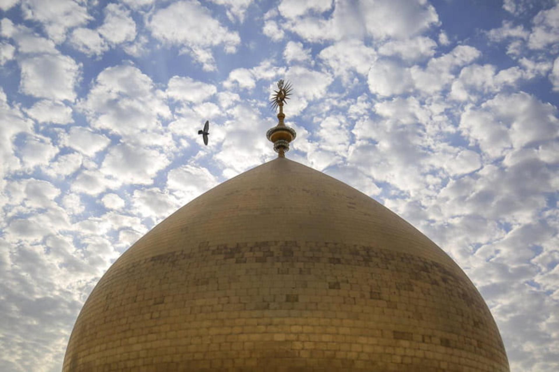 گنبد طلایی حرم امام علی (ع) از نمای نزدیک، منبع عکس: سایت حرم امام علی (ع)، عکاس: محمود الابراهیمی (mahmoud al ibrahimi)