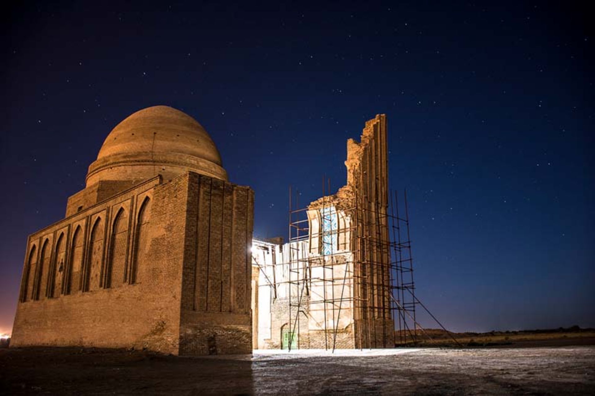 آرامگاه بابا لقمان در شب؛ منبع عکس: wikimedia؛ نام عکاس: نامشخص