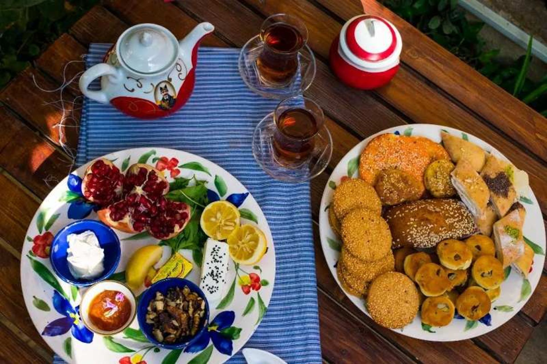 صبحانه با شیرینی های متنوع دربومگردی ترنجستان شیراز؛ منبع عکس: اینستاگرام Toranjestanhouse. عکاس: نامشخص