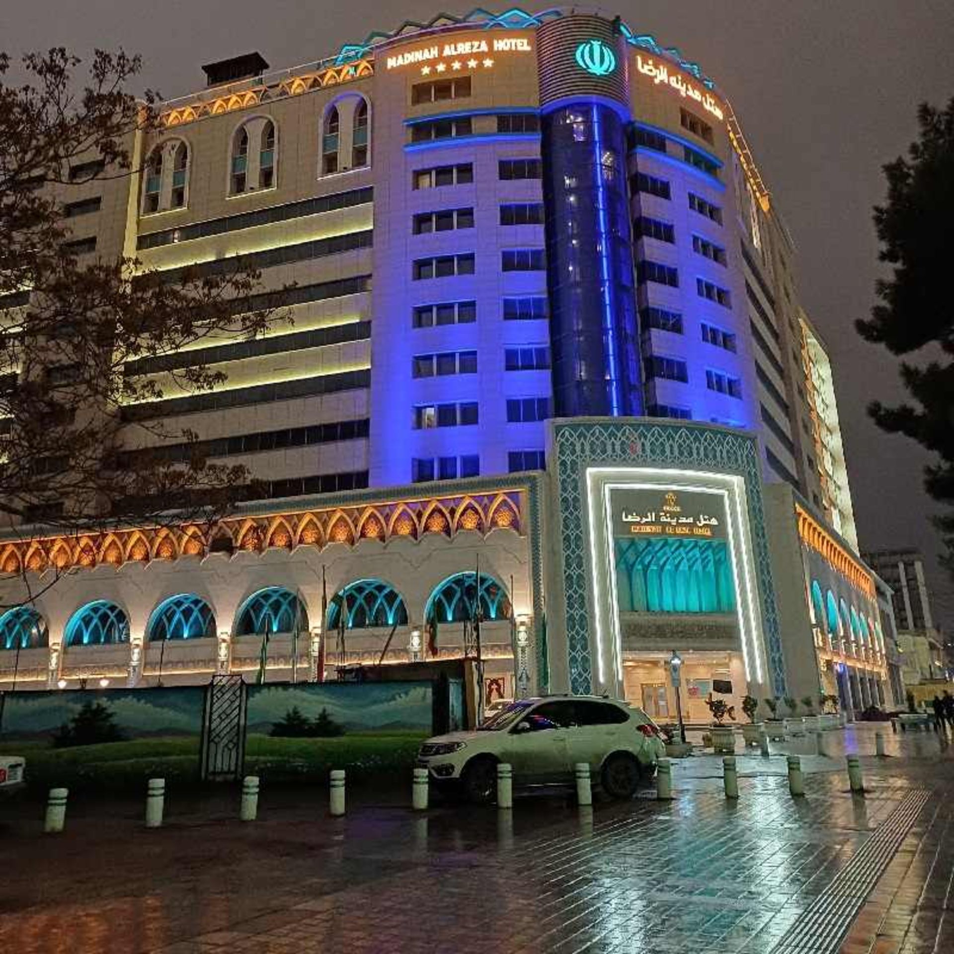 ساختمان هتل مدینه الرضا مشهد در باران؛ منبع عکس: گوگل مپ. عکاس: Alireza Emad