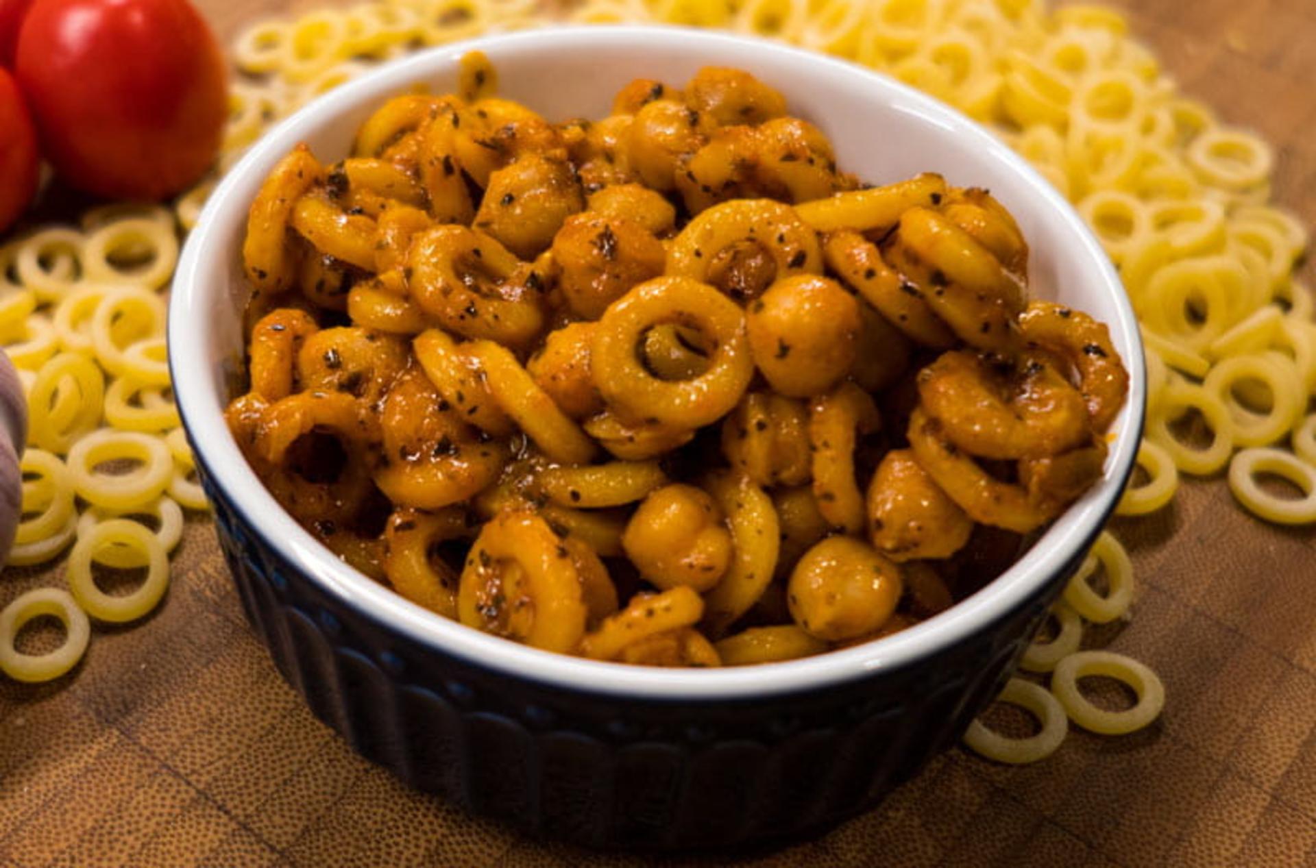 پاستا حلقه ای با سس گوجه در کاسه، منبع عکس: ویکی مدیا، عکاس: 