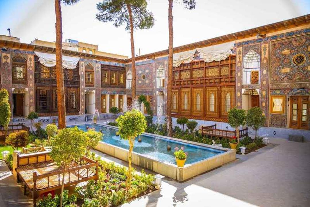 حیاط کاخ سرهنگ اصفهان؛ منبع عکس: وب‌ سایت جاباما؛ عکاس: نامشخص