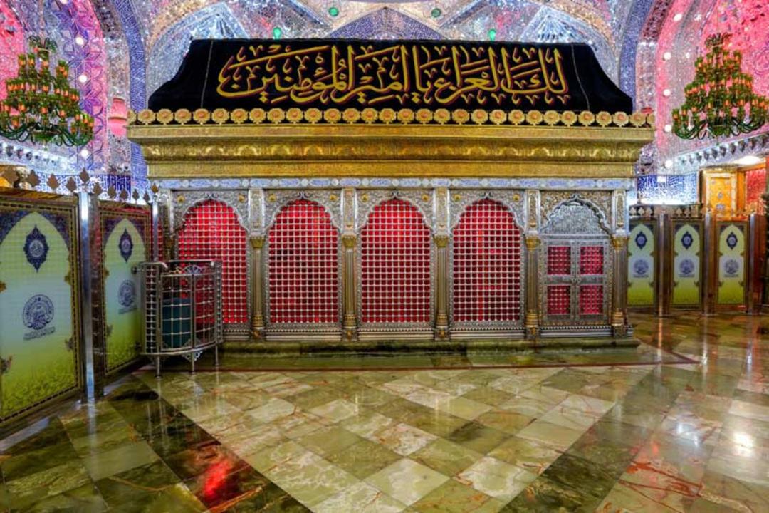 ضریح حرم امام علی از نمای دور، منبع عکس: سایت رسمی حرم امام علی، عکاس: انمار خلیل (anmar khalil)