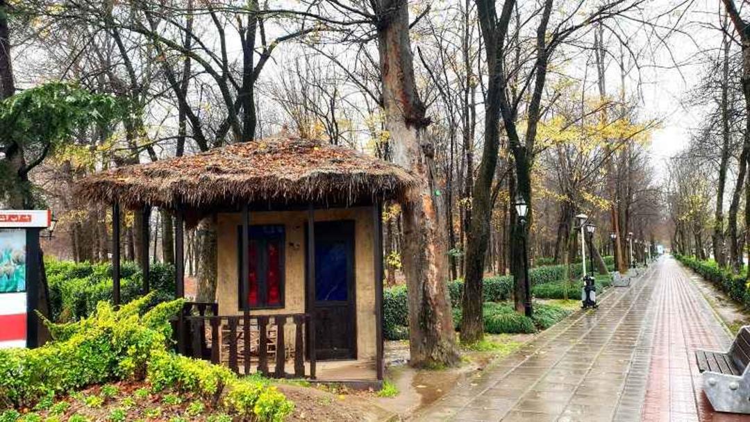 پیاده راه باغ محتشم رشت در هوای بارانی
