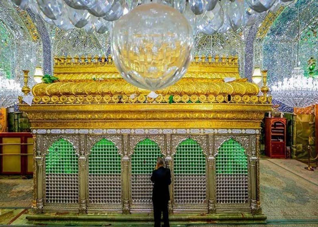 ضریح طلایی حرم امام علی (ع) از نمایی نزدیک، منبع عکس: ویکی مدیا، عکاس: امیر حسامی نژاد