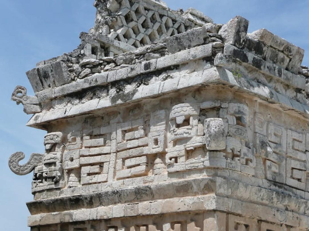 حکاکی‌ها بر روی دیوار صومعه، منبع: whc.unesco، عکاس:  Emmanuel Pivard