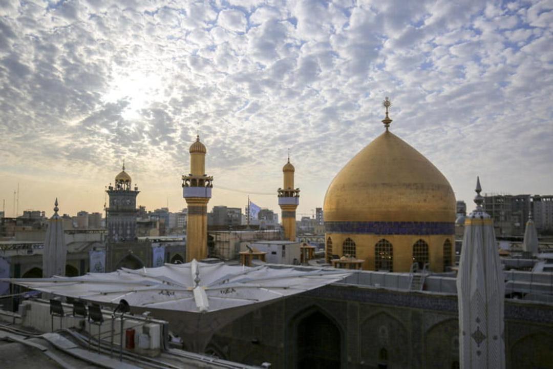 گنبد و گلدسته های طلایی حرم امام علی (ع) از نمای نزدیک، منبع عکس: سایت حرم امام علی (ع)، عکاس: محمود الابراهیمی (mahmoud al ibrahimi)