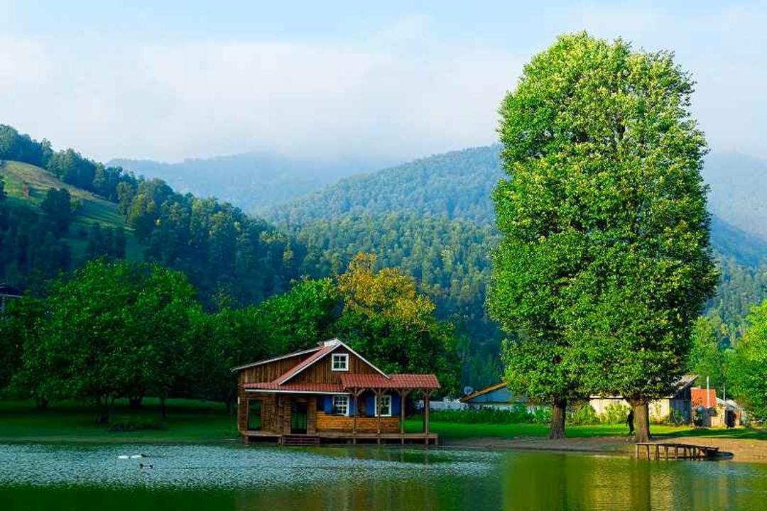 دریاچه و کلبه چوبی روستای استخرگاه رودبار