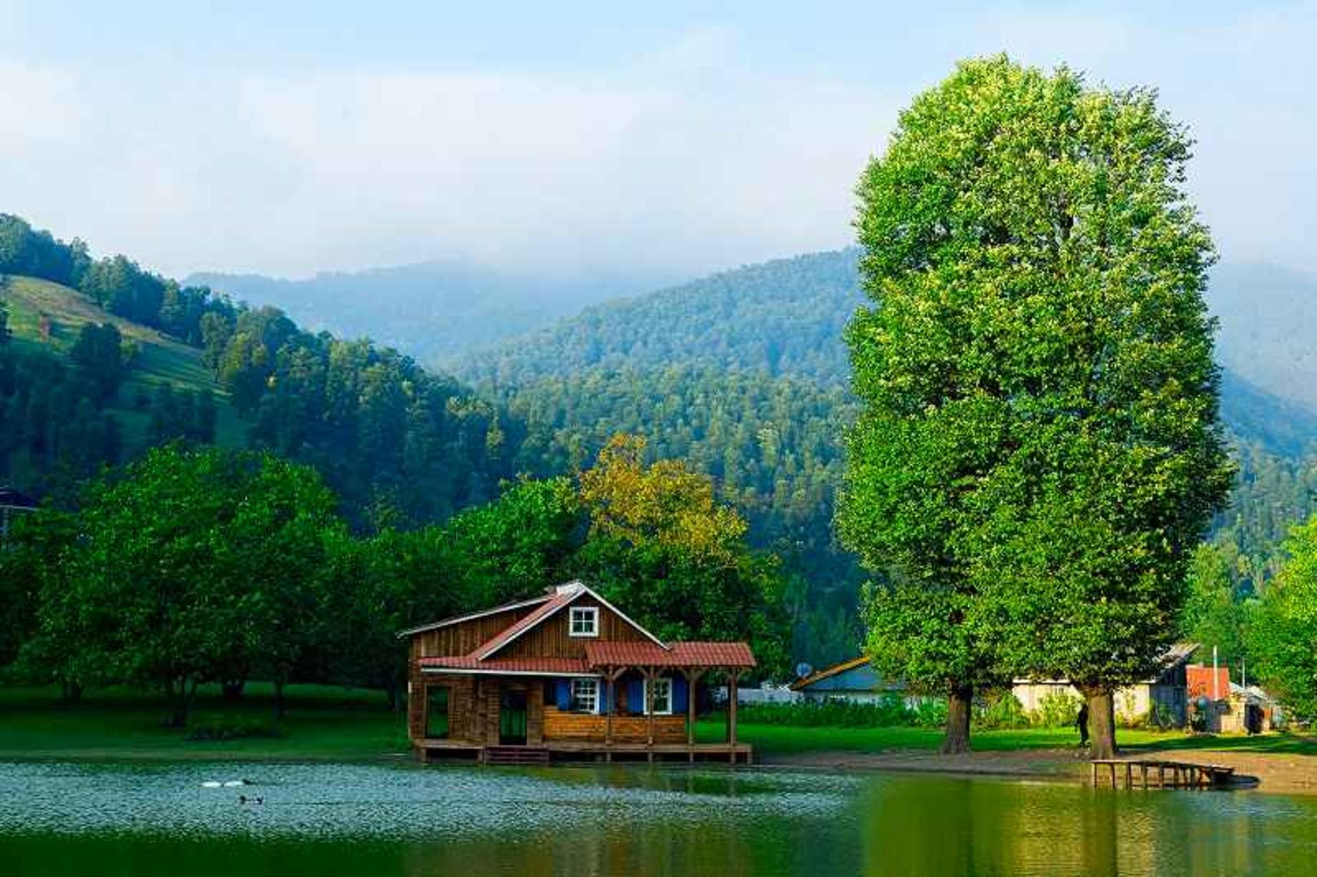 دریاچه و کلبه چوبی روستای استخرگاه رودبار