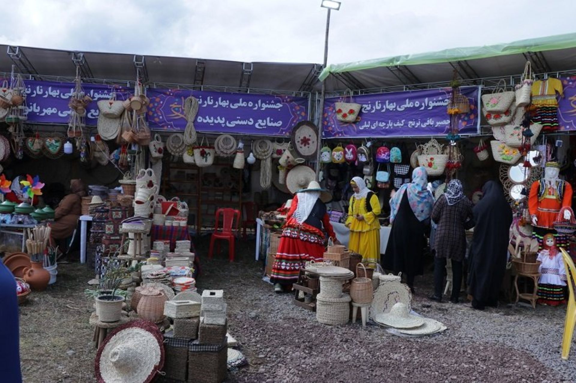 فروش صنایع دستی در جشنواره ملی بهار نارنج سال ۱۴۰۳ لنگرود؛ منبع عکس: وب سایت Chtn.ir. عکاس: نامشخص