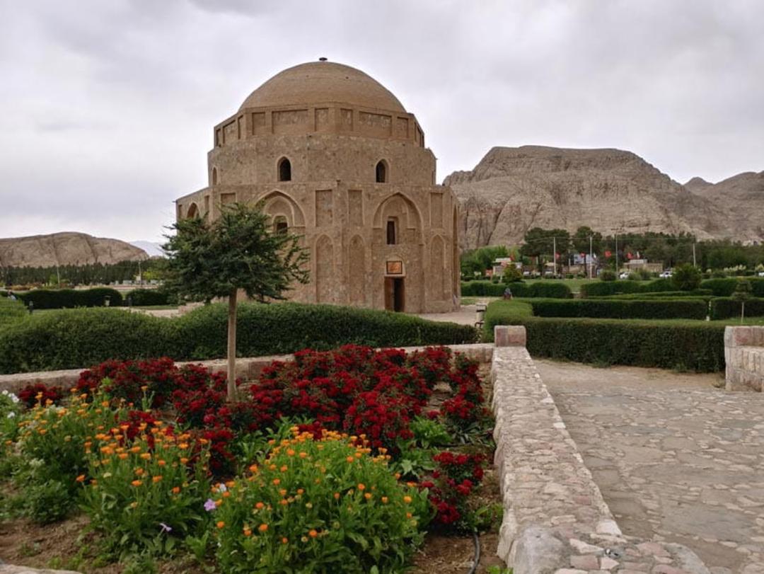 گنبد جبلیه کرمان در بهار، منبع عکس: ویکی مدیا، عکاس: میرزا علیرضا خان
