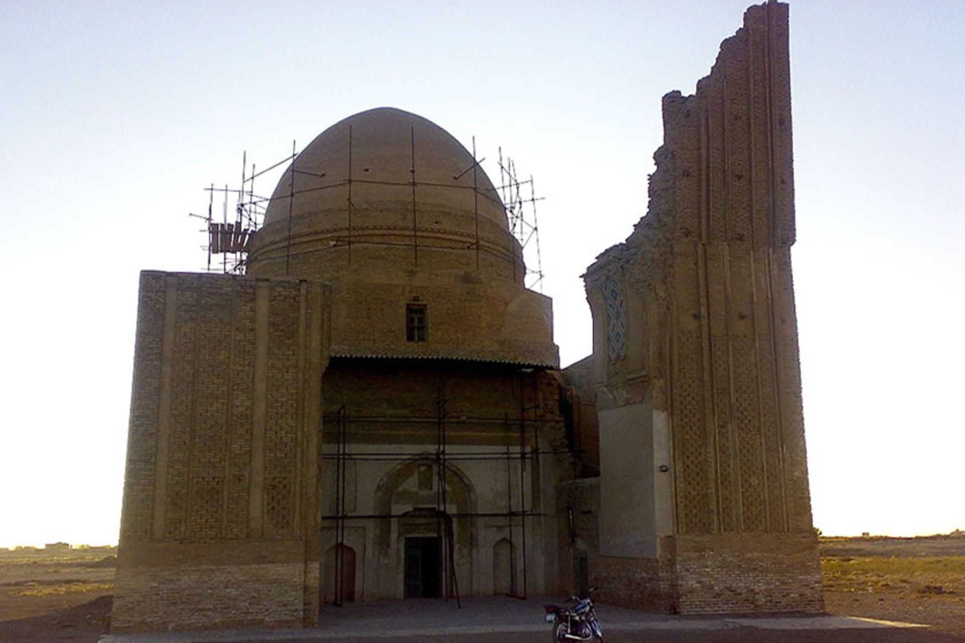 آرامگاه بابا لقمان؛ منبع عکس: wikimedia؛ نام عکاس: نامشخص