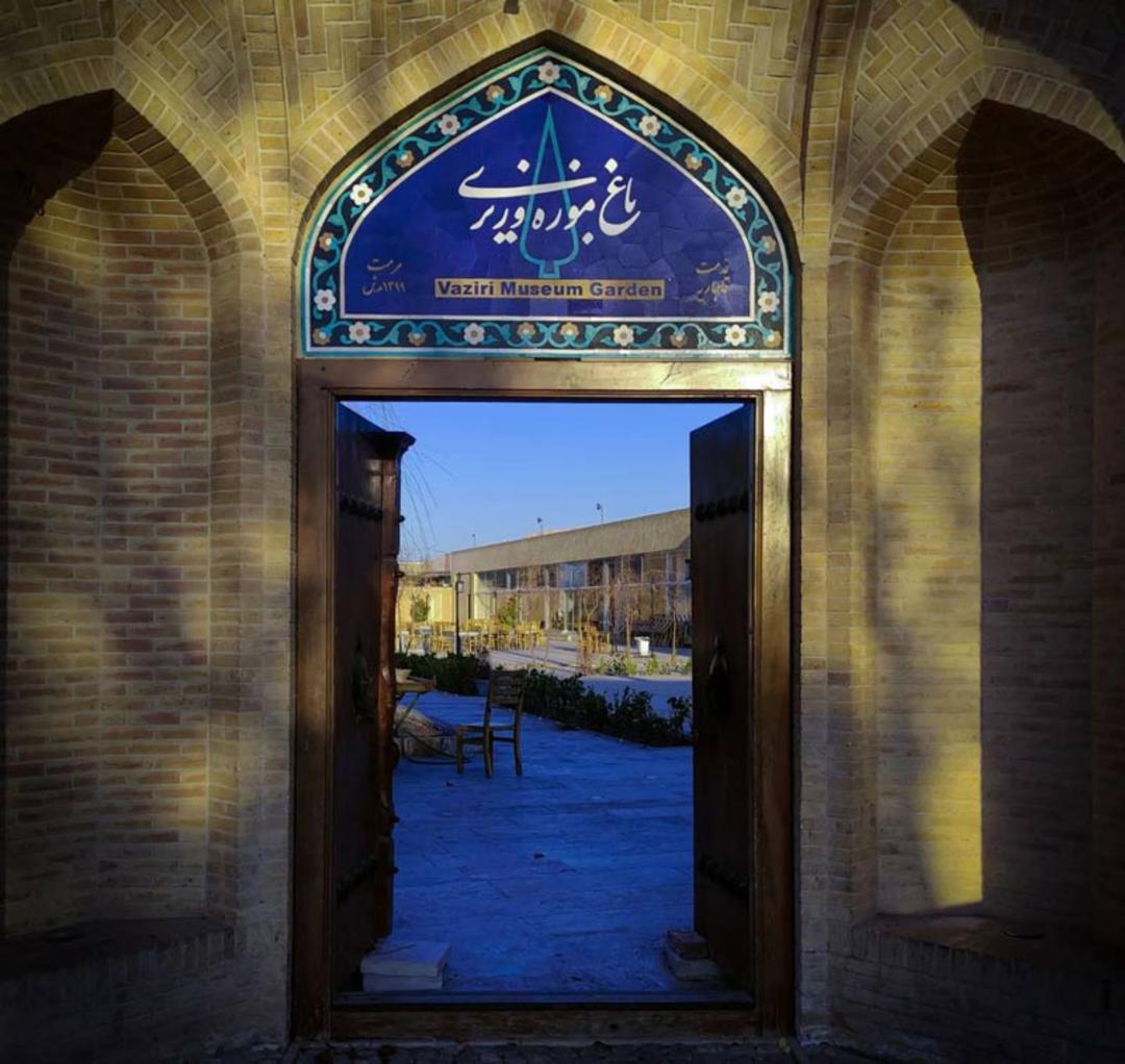 سردر ورودی باغ موزه وزیری کرمان، منبع عکس: صفحه اینستاگرام باغ موزه وزیری (vaziri.museum.garden)، عکاس: نامشخص