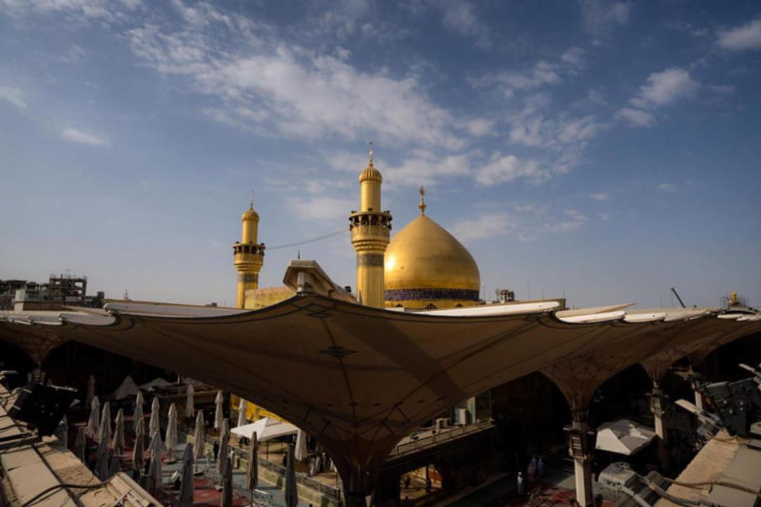 گنبد و گلدسته طلایی کنار شبستان حرم امام علی (ع)، منبع عکس: سایت حرم امام علی (ع)، عکاس: عقیل الحلو (ageel al helou)