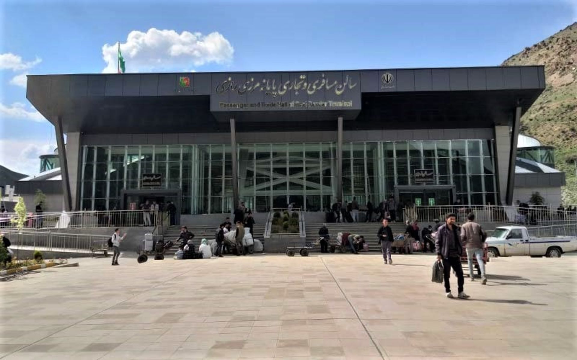 گردشگران در مرز رازی، منبع عکس: گوگل مپ، عکاس: علی کرباسی