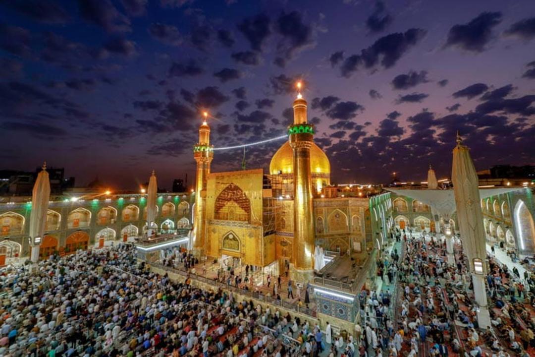 ازدحام زائران در حرم امام علی (ع) از نمای بالا، منبع عکس: سایت حرم امام علی، عکاس: محمود الابراهیمی (mahmoud al ibrahimi)