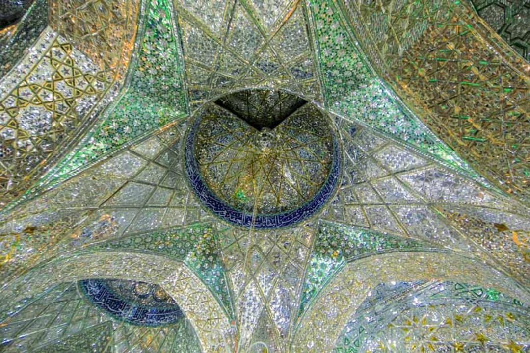 آینه کاری های سقف مسجد الراس حرم امام علی (ع)، منبع عکس: سایت حرم امام علی، عکاس: مجاب الحجار
