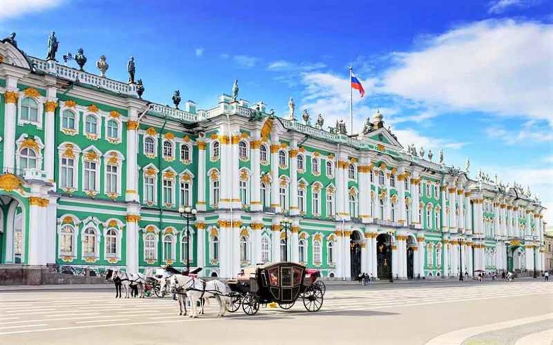 ورودی موزه آرمیتاژ سن پترزبورگ، منبع عکس: bucketlisttravels.com، عکاس: نامشخص 