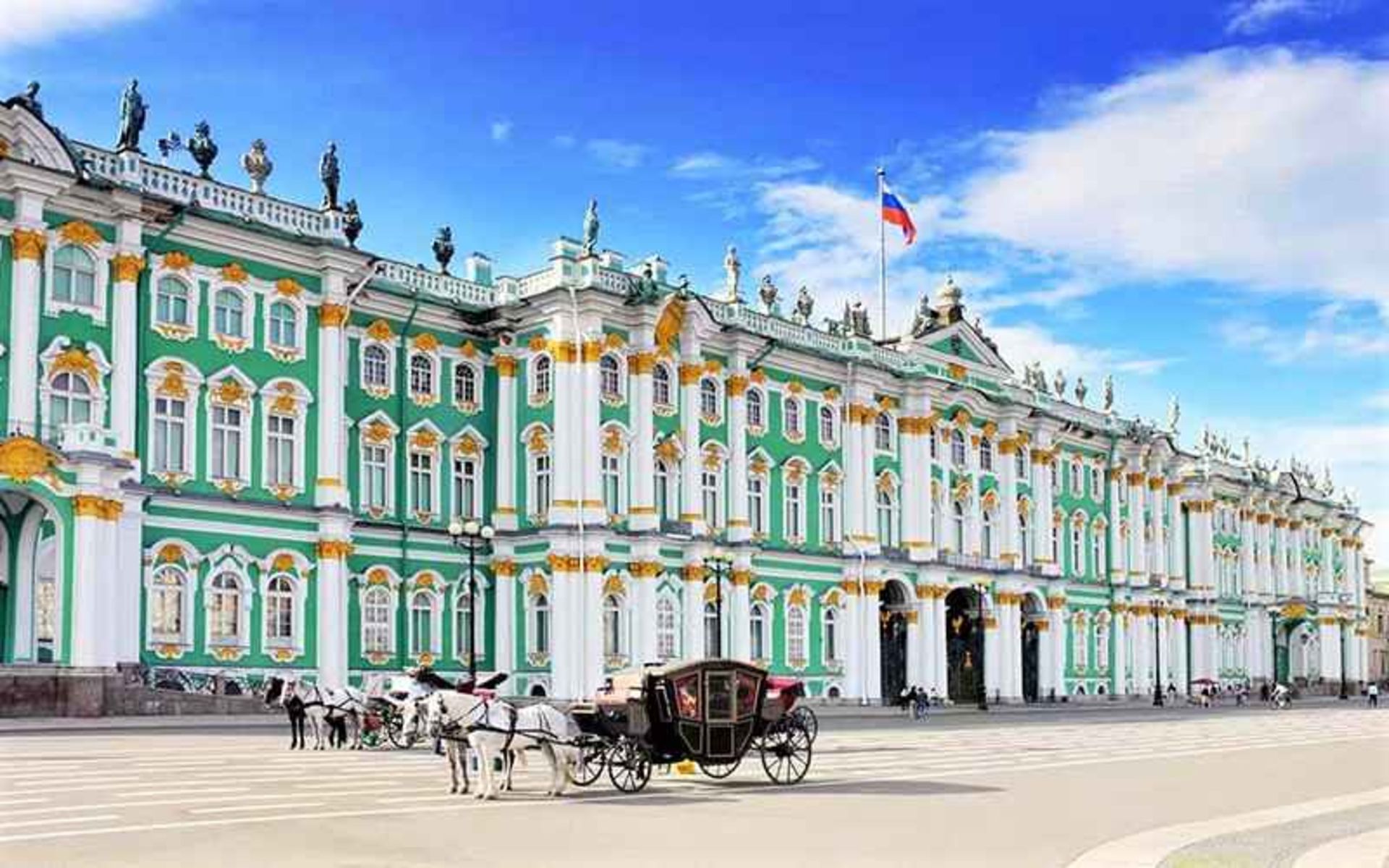 ورودی موزه آرمیتاژ سن پترزبورگ، منبع عکس: bucketlisttravels.com، عکاس: نامشخص 