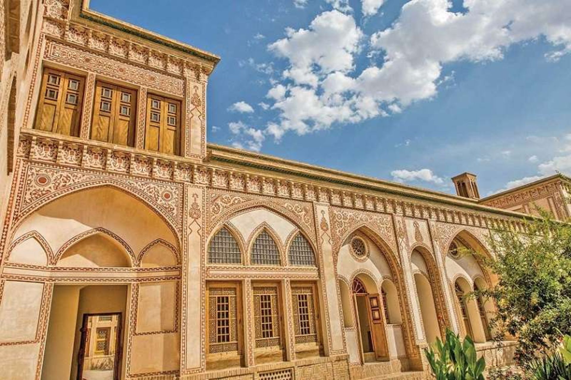 معماری خانه عامری؛ منبع عکس: وب‌سایت rihfars.ir؛ عکاس: نامشخصنه عامری؛ منبع عکس: وب‌سایت rihfars.ir؛ عکاس: نامشخص