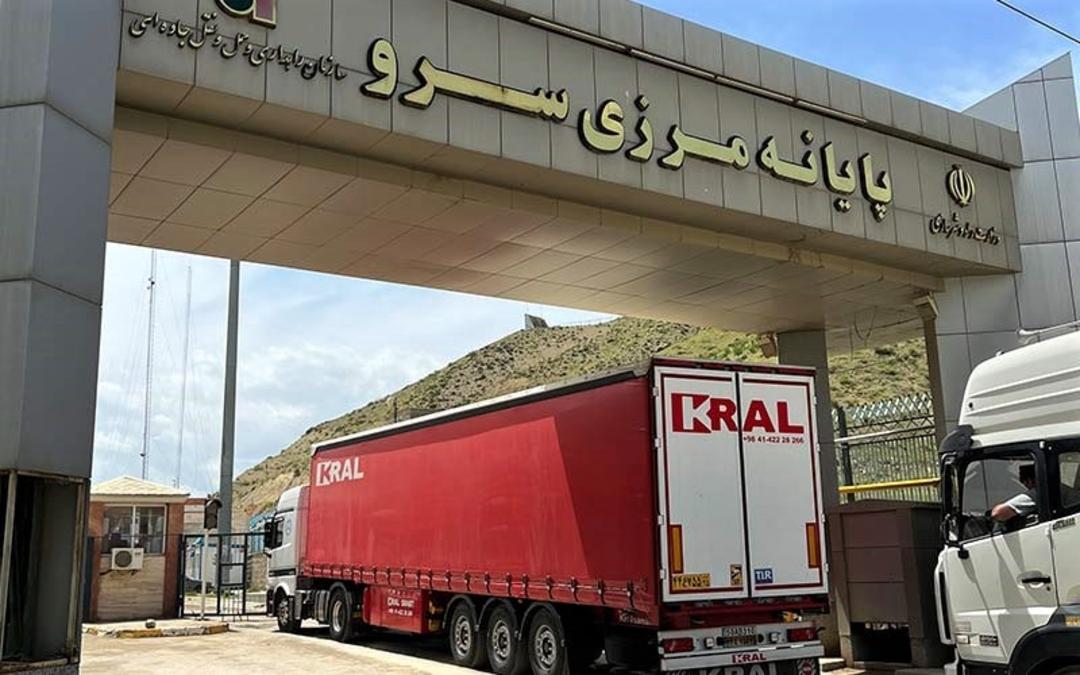 کامیون ها در مرز سرو