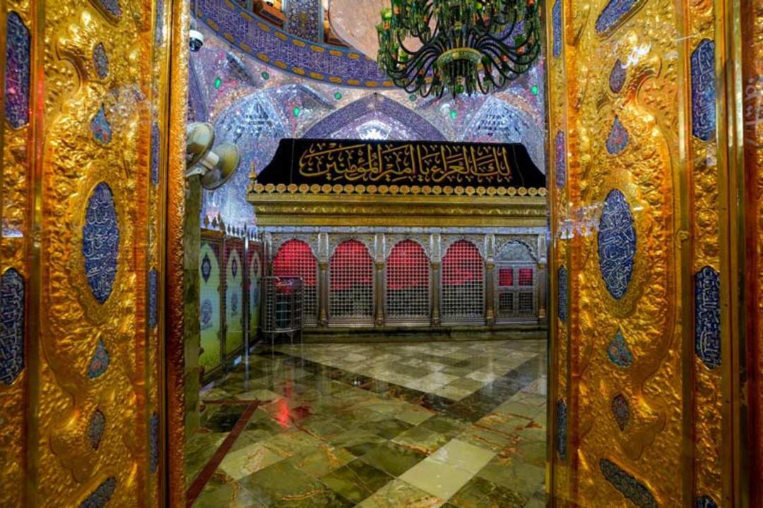 ضریح حرم امام علی از نمای در ورودی حرم، منبع عکس: سایت رسمی حرم امام علی (ع)، عکاس: انمار خلیل (anmar khalil)