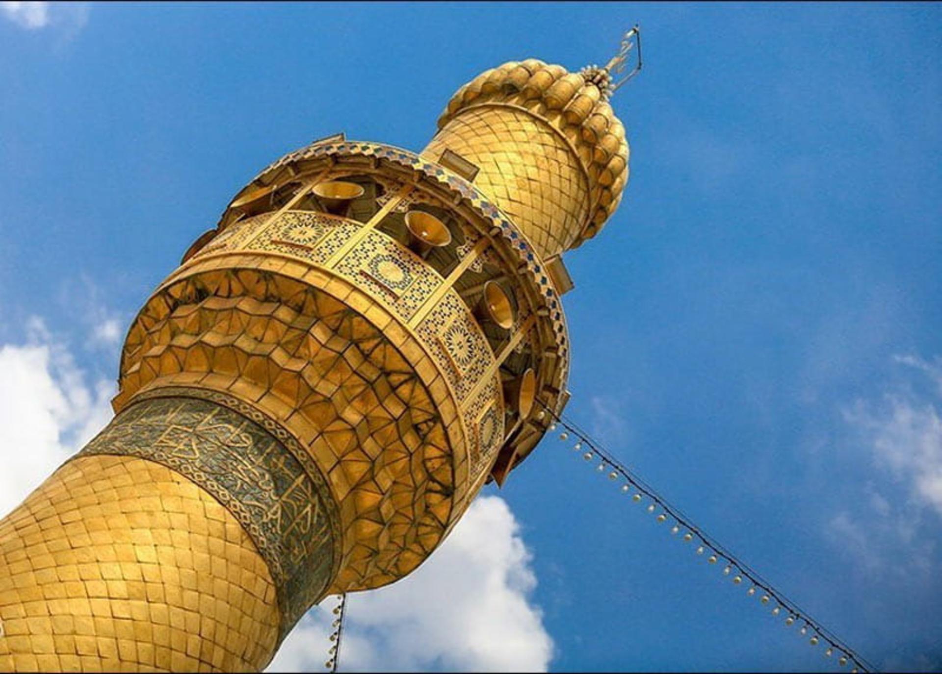 مناره طلایی حرم امام علی (ع) از نمای پایین، منبع عکس: ویکی مدیا، امیر حسامی نژاد