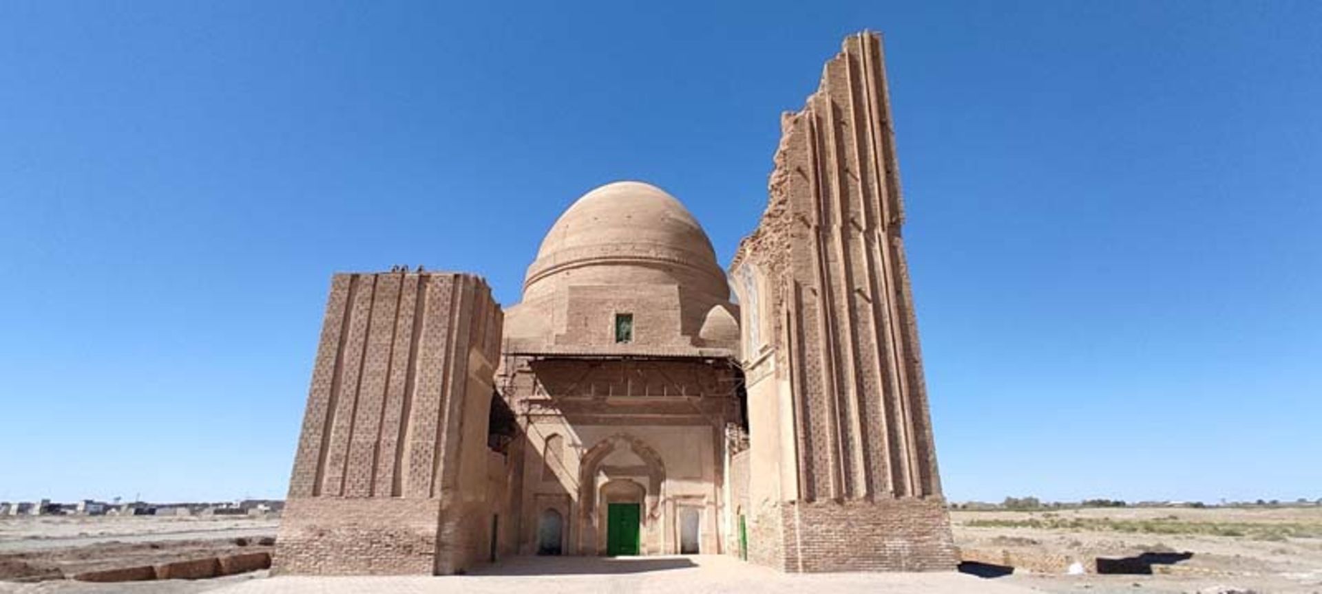 بنای مقبره بابا لقمان در روز؛ منبع عکس: گوگل مپ؛ نام عکاس: babak babak