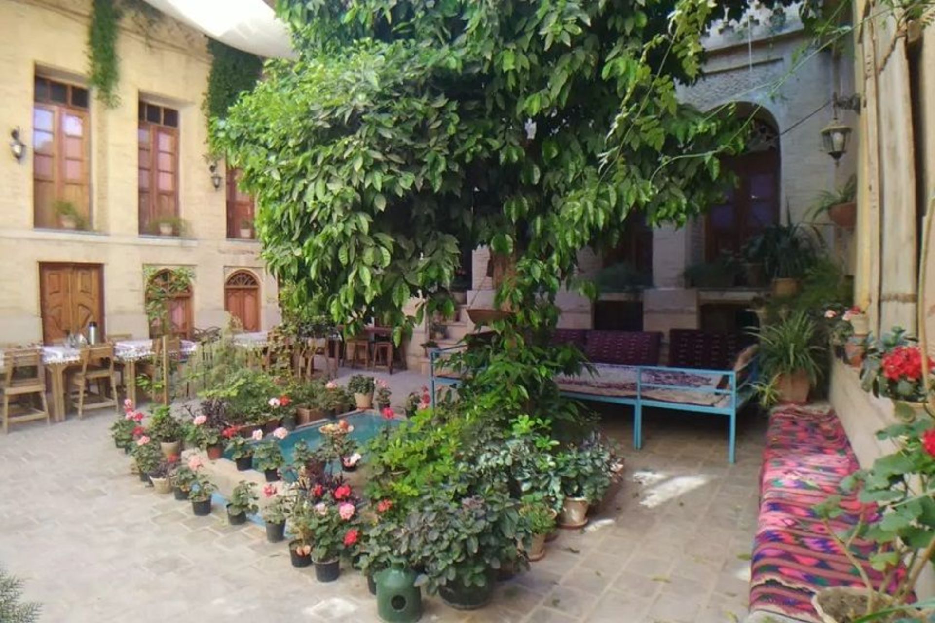 کاور مقاله؛ حیاط اقامتگاه بومگردی لوتوس شیراز در شب؛ منبع عکس: وب سایت homsa.net. عکاس: نامشخص