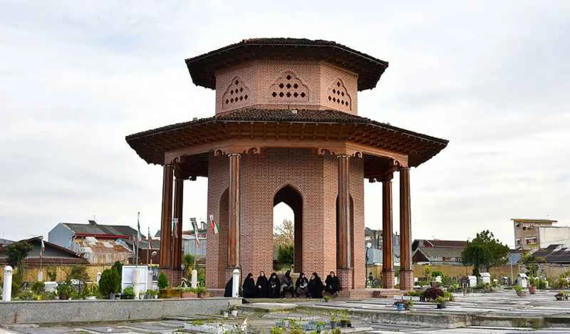 معماری سنتی و ایرانی آرامگاه میرزا کوچک خان جنگلی رشت