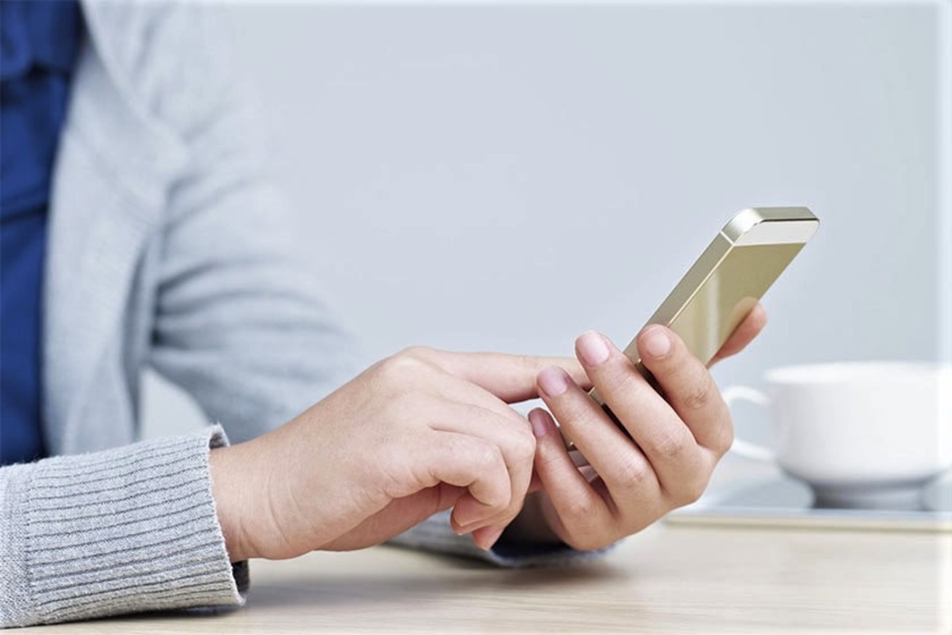 زنی در حال استفاده از تلفن همراه، منبع عکس: shoplt.joshuadlogan.com، عکاس: نامشخص 