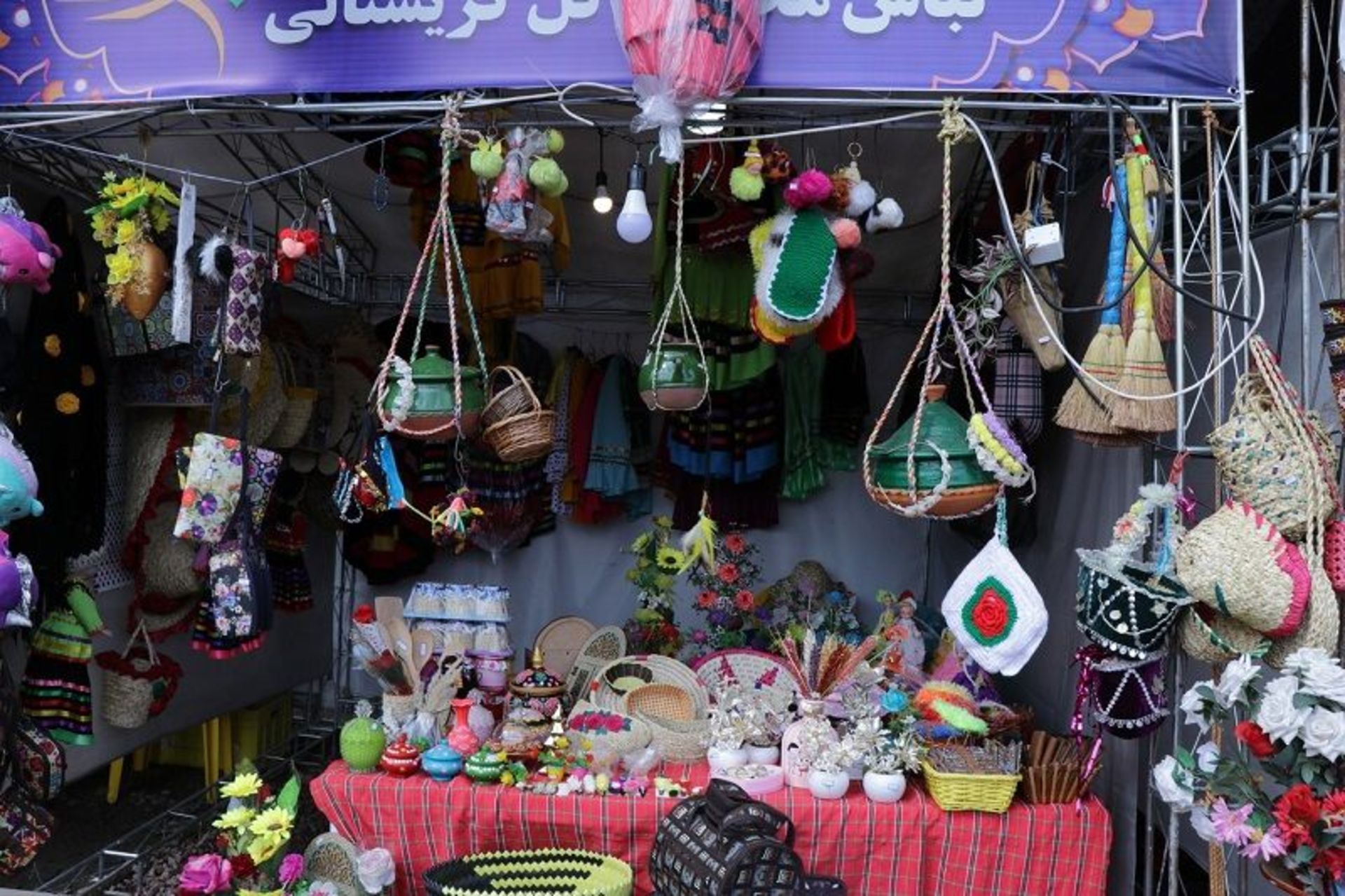 غرفه صنایع دستی در جشنواره ملی بهار نارنج سال ۱۴۰۳ لنگرود؛ منبع عکس: وب سایت Chtn.ir. عکاس: نامشخص