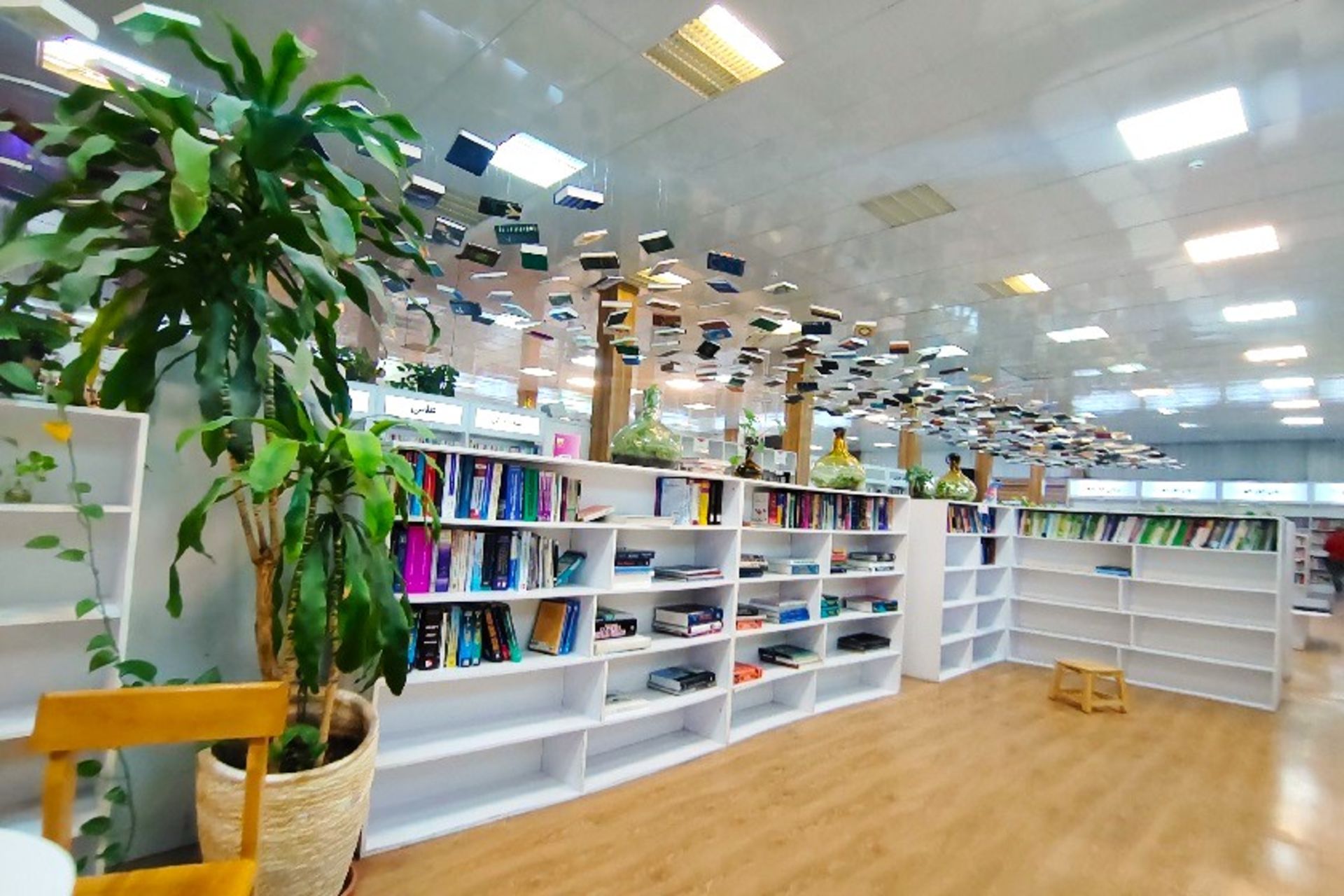 قفسه‌های مرکز تبادل کتاب، منبع: گوگل مپ، عکاس:  sobhan 