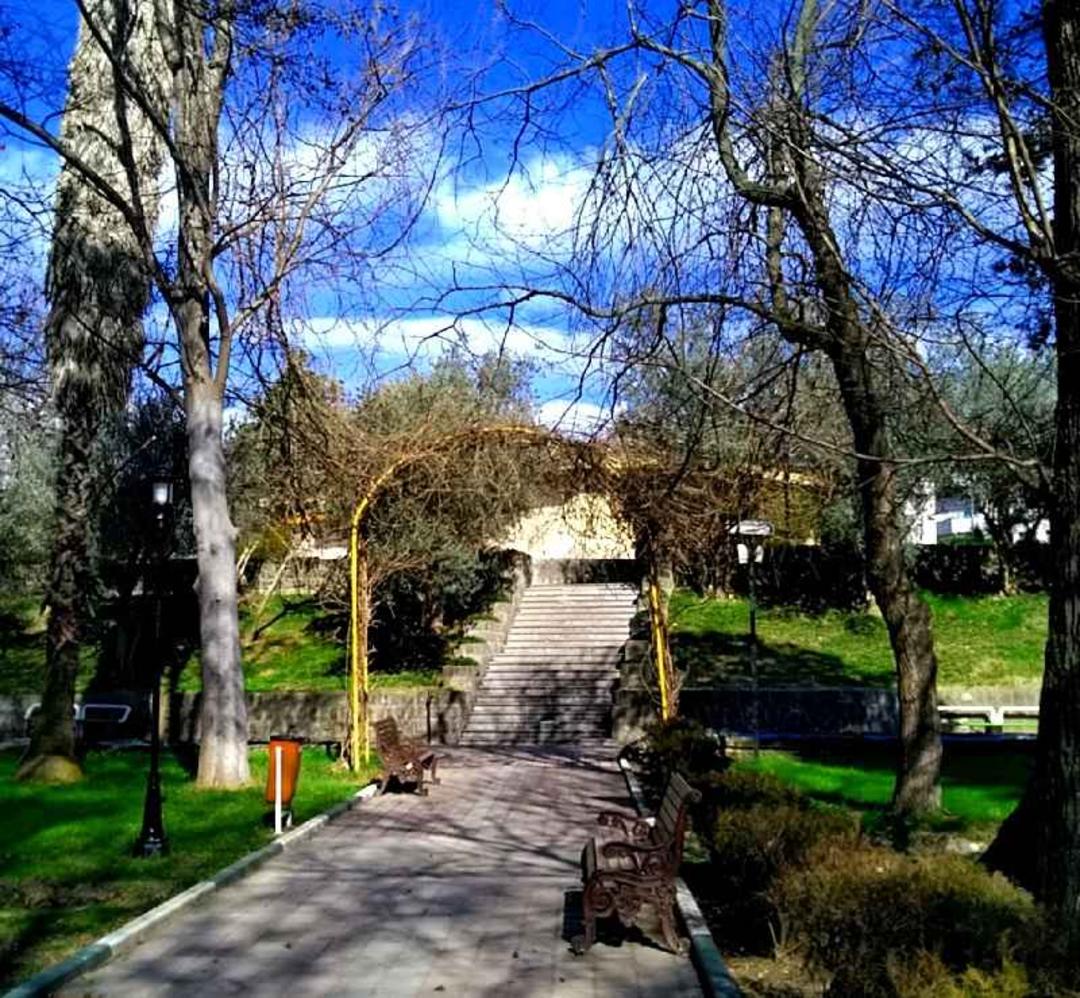 پیاده راه در میان فضای سبز بوستان کشاورز رشت