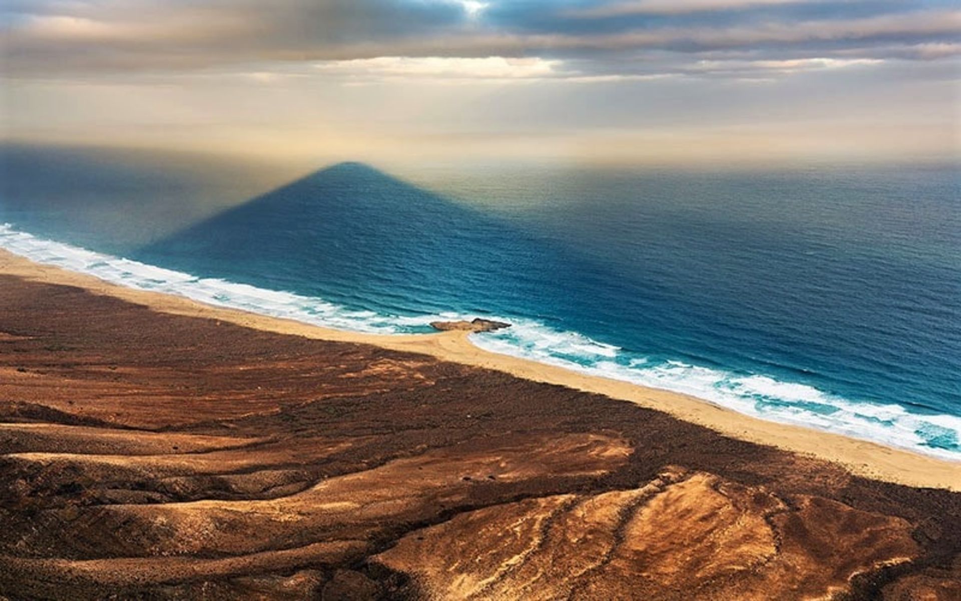 عکس هوایی از ساحل جزایر قناری، منبع عکس: behance.net، عکاس: Lukas Furlan