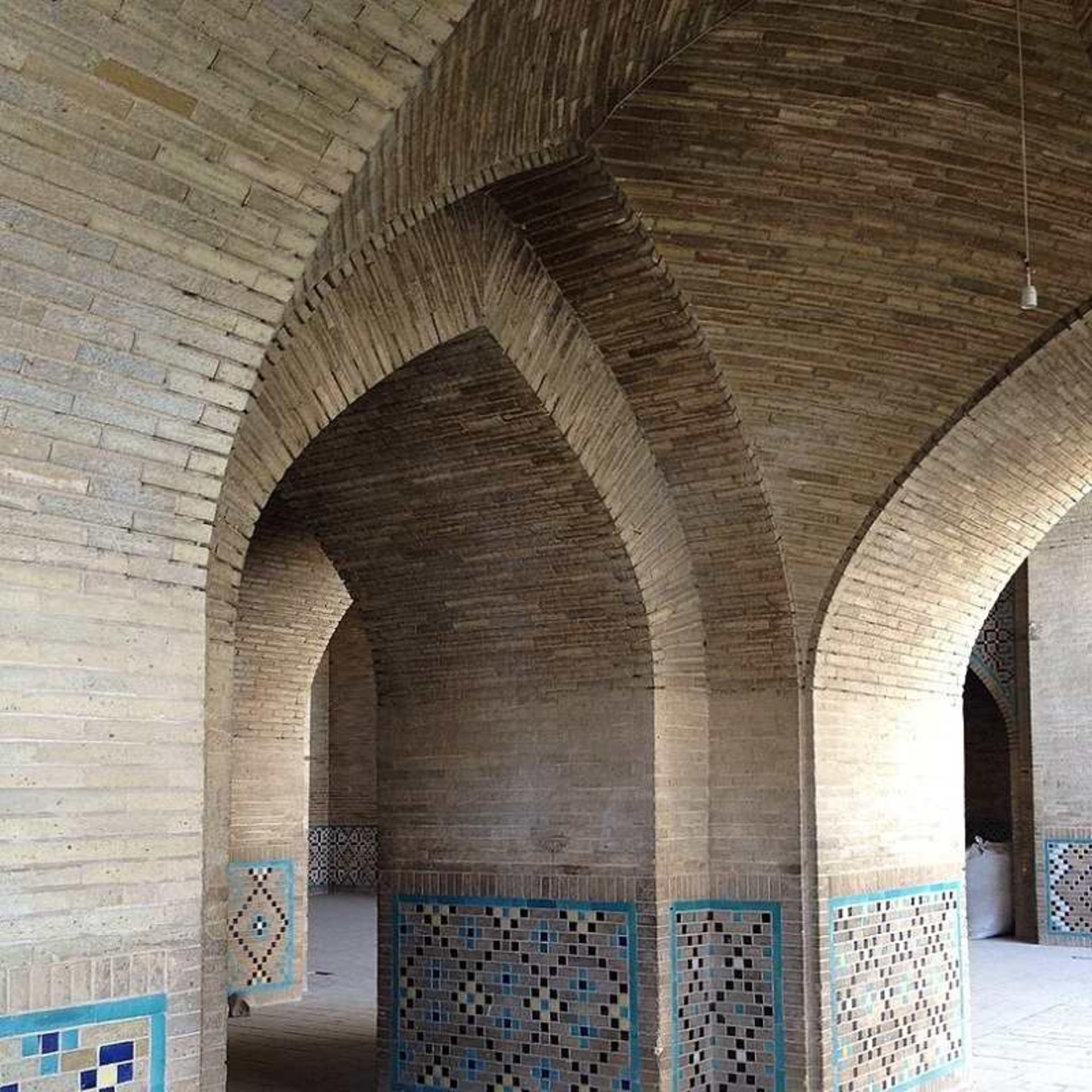 شبستان جنوبی مسجد جامع حکیم؛ منبع عکس: ویکی مدیا؛ عکاس: امیر جباری