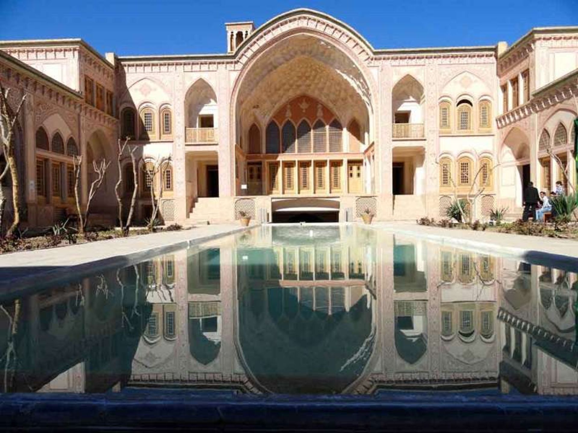 حیاط بیرونی خانه عامری؛ منبع عکس: وب‌سایت rihfars.ir؛ عکاس: نامشخص