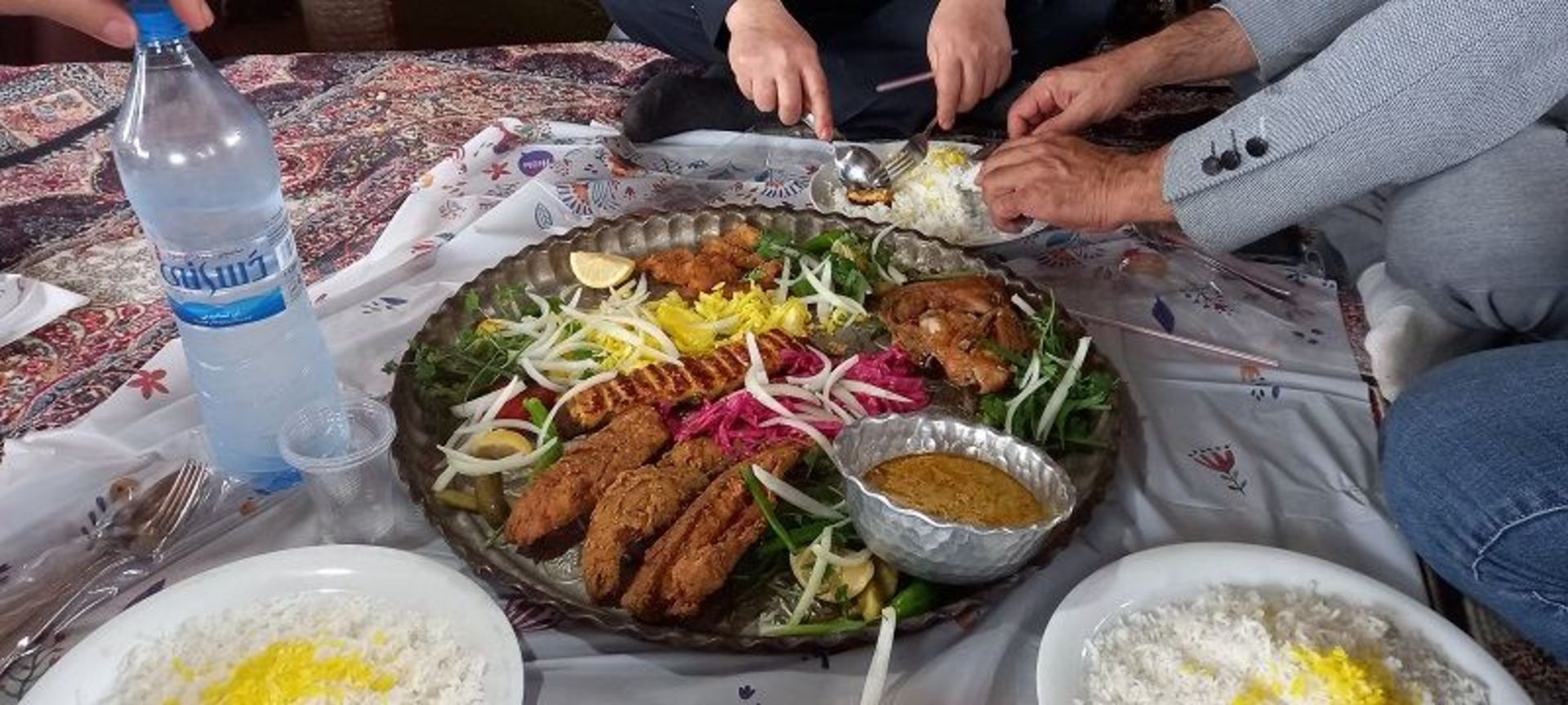 غذای دریایی و محلی در رستوران خلیچ چابهار؛ منبع عکس: گوگل مپ؛ عکاس: رضا باقریان