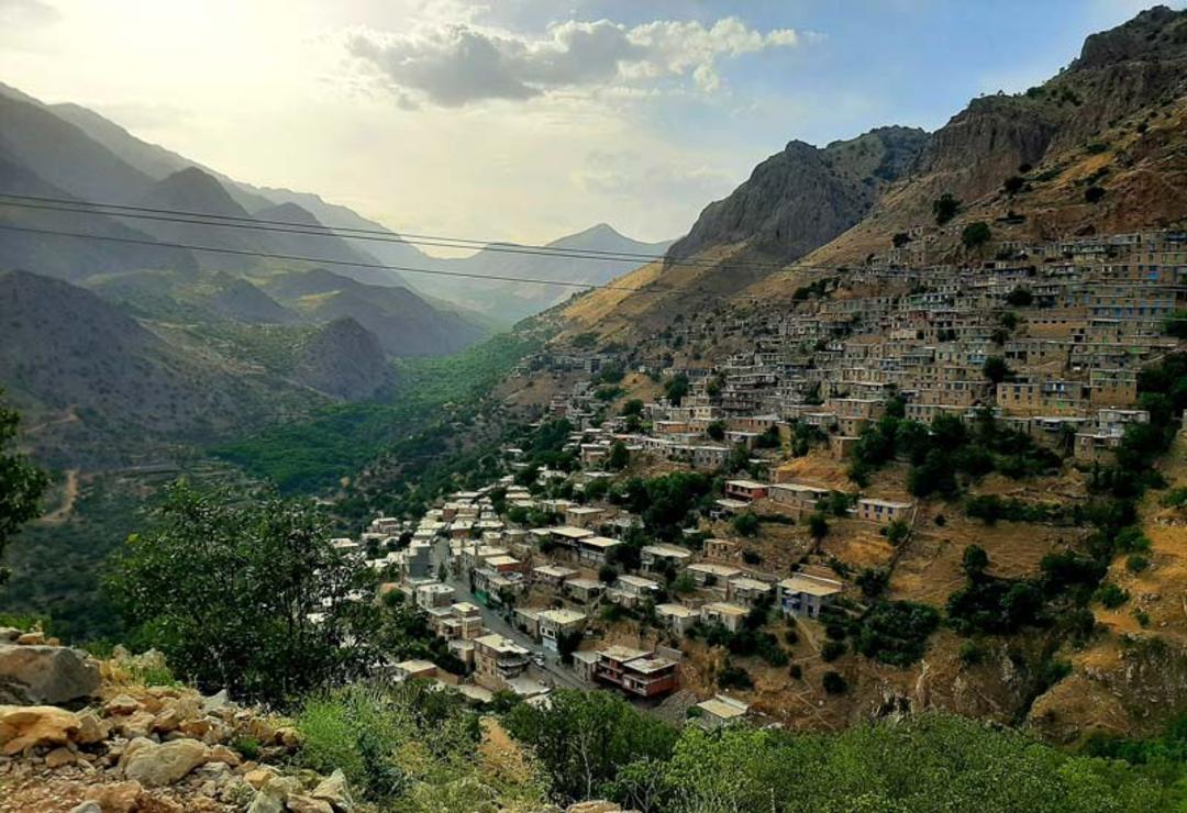 روستای پلکانی اورامانات از نمای دور، منبع عکس: ویکی مدیا، عکاس: Mardetanha