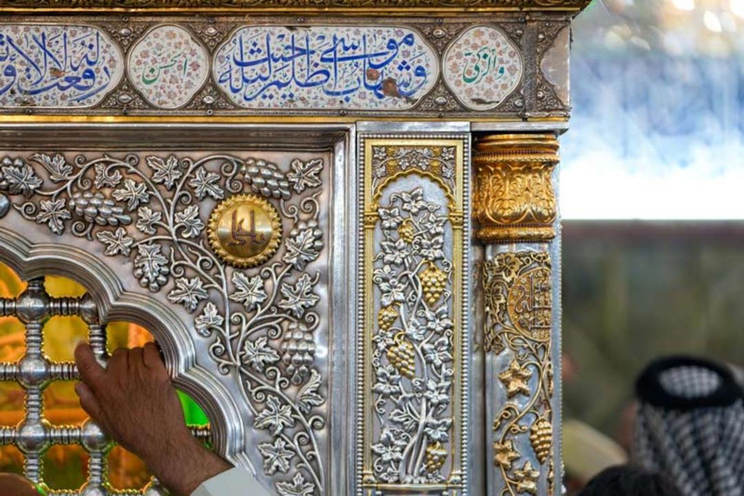 نقش انگور بر ضریح امام علی (ع)، منبع عکس: سایت حرم امام علی (ع)، عکاس: عقیل الحلو (ageel al helou)