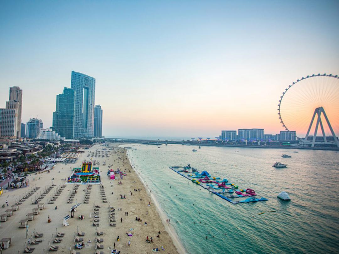 ساحل جی‌بی‌آر دبی با وسایل ورزش های آبی و چرخ و فلک؛ منبع عکس: Time Out Dubai، عکاس: XiteLive