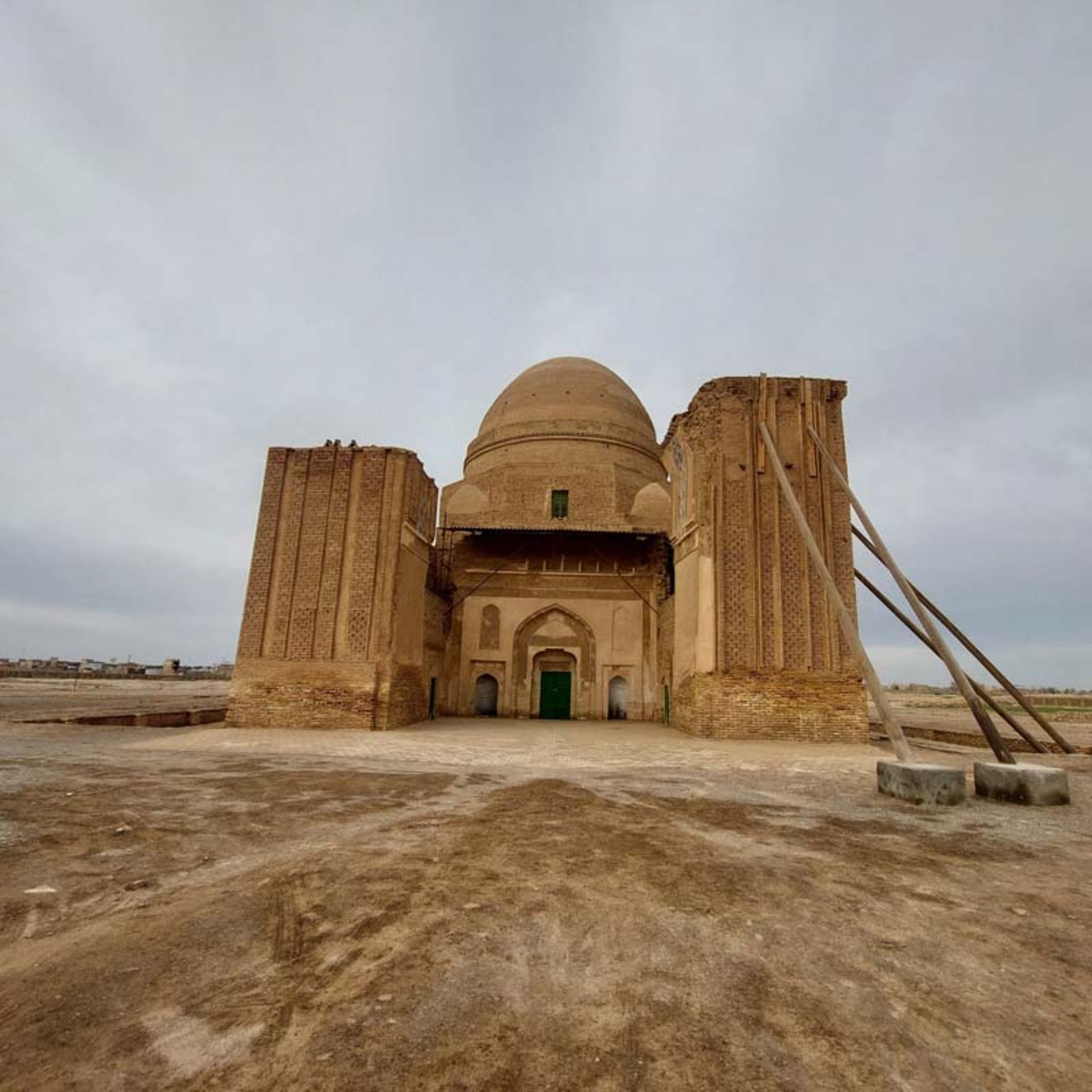 تعمیر دیواره آرامگاه بابا لقمان؛ منبع عکس: گوگل مپ؛ نام عکاس: Msadegh Sansari