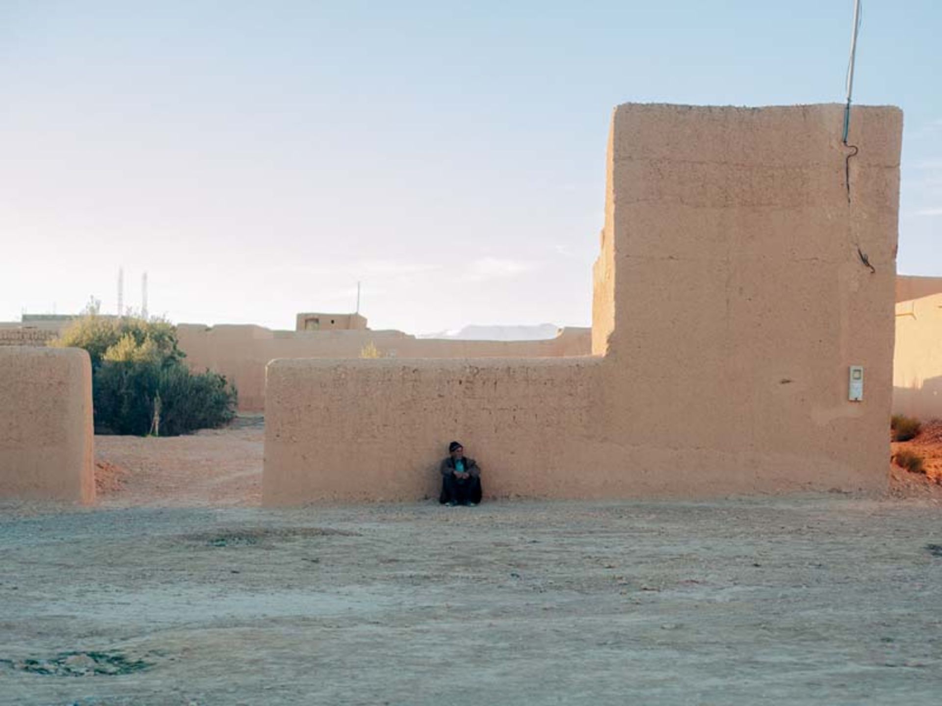 مردی کنار ساختمانی قدیمی در مراکش